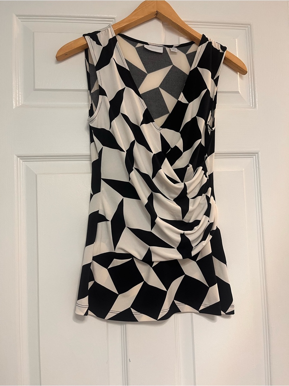 Sleeveless Black & white Geometric Drape Front Top XS